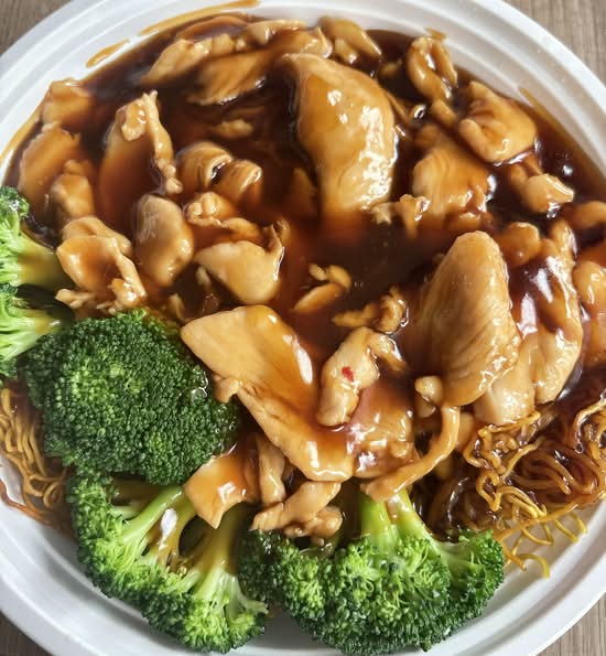 Fried Noodles with Sliced Chicken and Vegetables 鸡炒面
